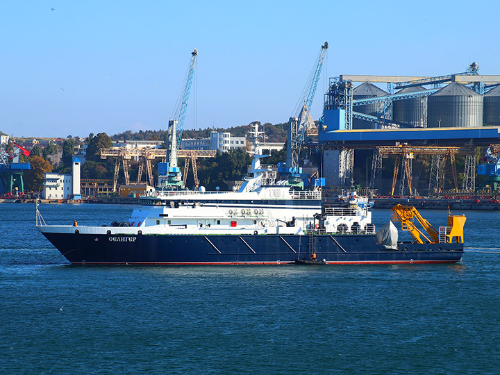 Опытовое судно "Селигер" на стенде в Севастопольской бухте
