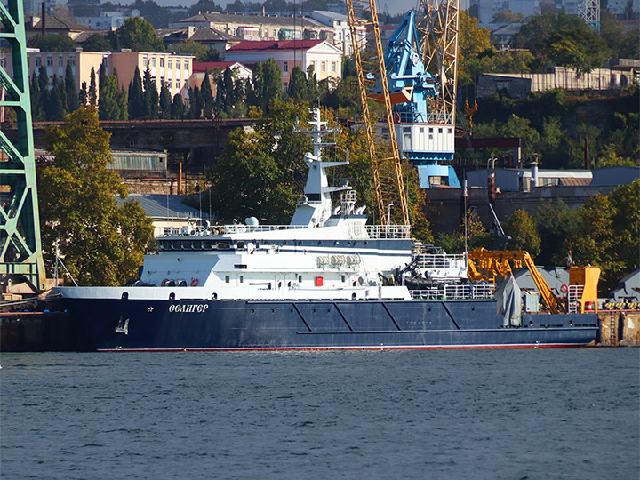 Опытовое судно "Селигер" у причала Севморзавода