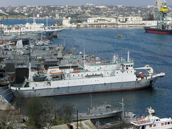 Кабельное судно "Сетунь" у причала в Севастополя