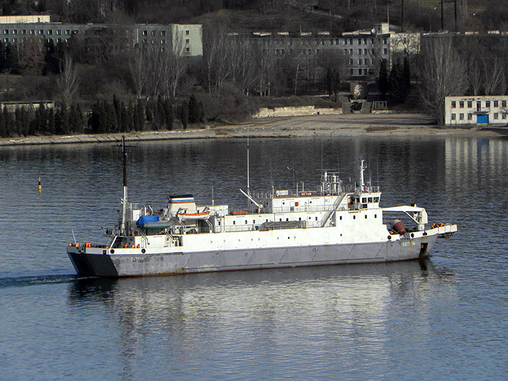 Кабельное судно "Сетунь" следует на бункеровку в Нефтяную гавань, Севастополь