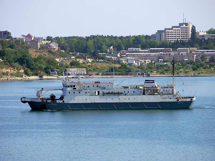 Кабельное судно "Сетунь" - вид на левый борт