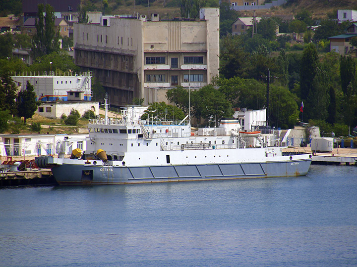 Кабельное судно "Сетунь" у причала Северной стороны Севастополя