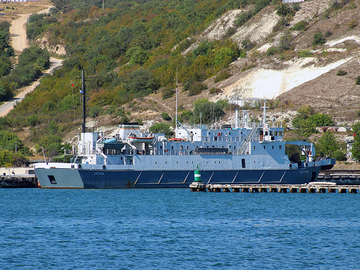 Кабельное судно "Сетунь" Черноморского флота на бункеровке