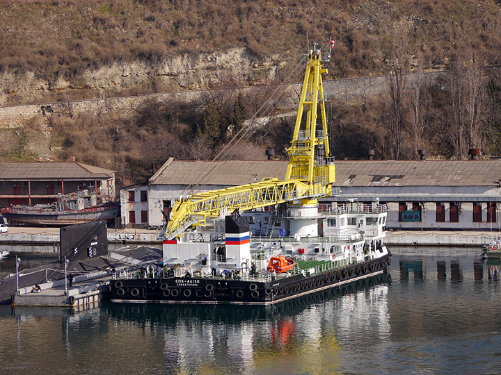 Плавучий кран "СПК-46150" и подводная лодка