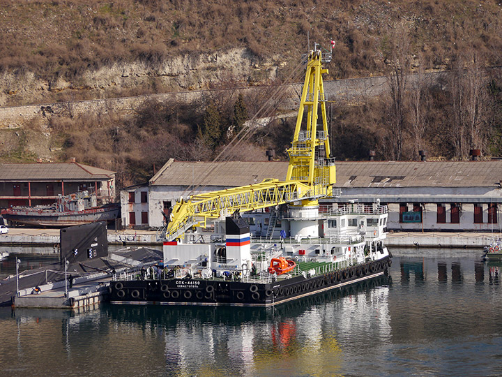 Self-Propelled Floating Crane SPK-46150 and the Kilo Class submarine