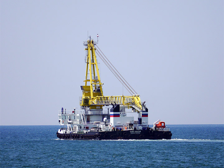 Самоходный плавучий кран "СПК-46150" выходит в море