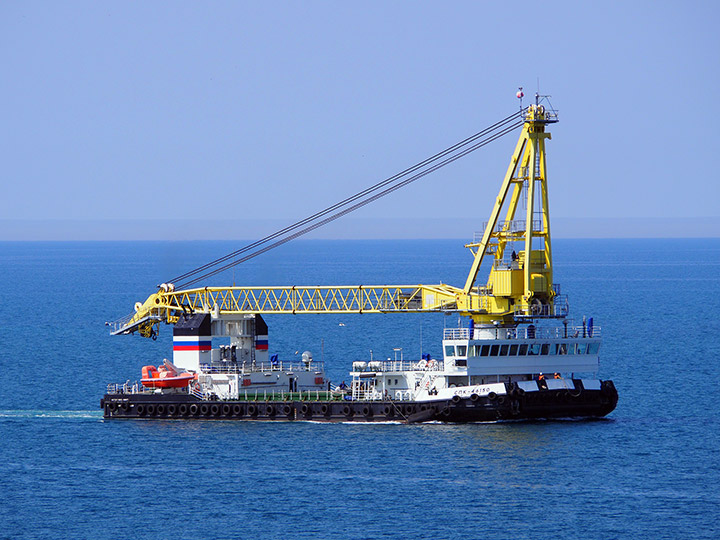 Самоходный плавучий кран "СПК-46150" Черноморского флота на ходу