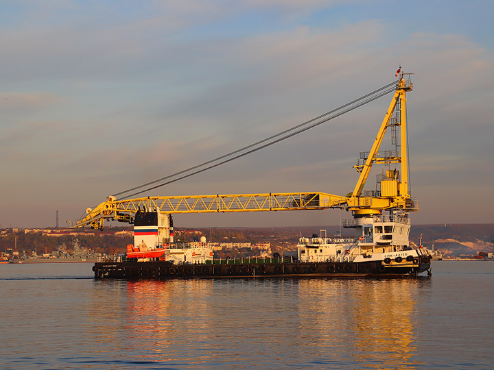 Самоходный плавучий кран "СПК-46150" на ходу в Севастопольской бухте