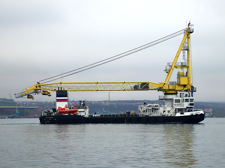 Самоходный плавучий кран "СПК-46150" в Севастопольской бухте