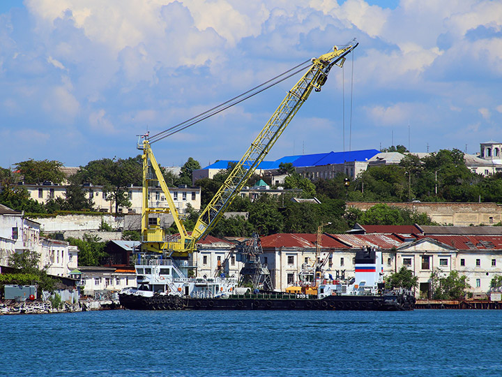 Самоходный плавучий кран СПК-46150 у Артзавода в Севастополе