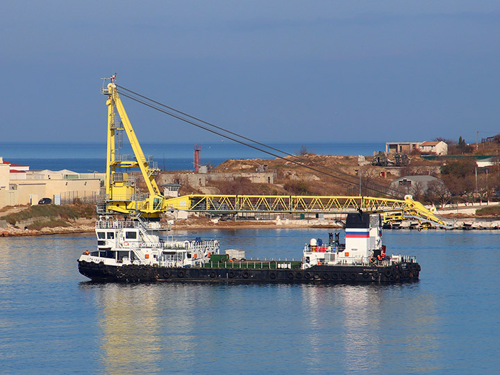 Самоходный плавучий кран СПК-46150 в Севастопольской бухте