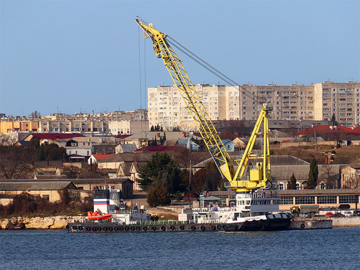 Самоходный плавучий кран СПК-46150 у причала в Севастопольской бухте