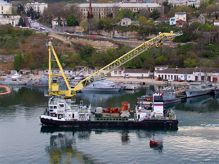 Плавучий кран СПК-46150 Черноморского флота России на ходу