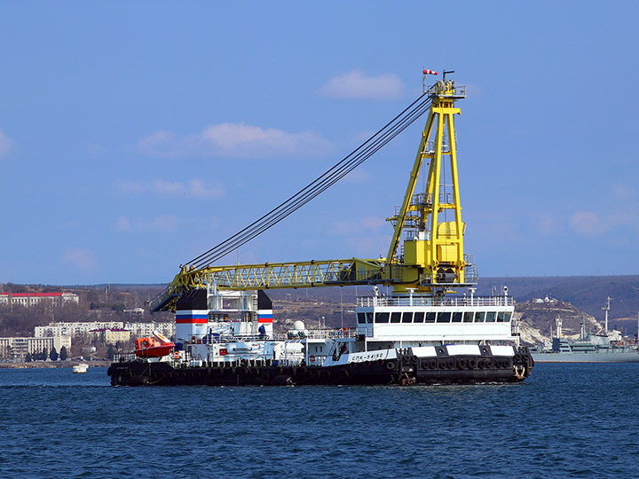 Самоходный плавучий кран "СПК-54150" на ходу в Севастопольской бухте