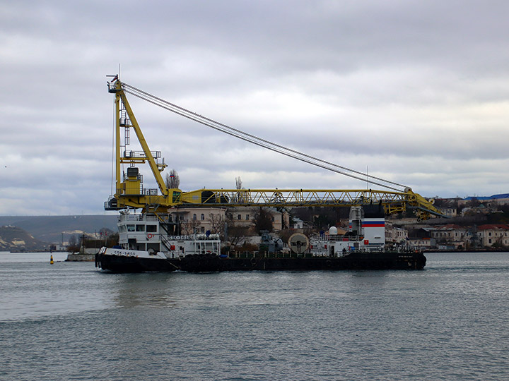 Самоходный плавучий кран СПК-54150 Черноморского флота выходит из Южной бухты Севастополя