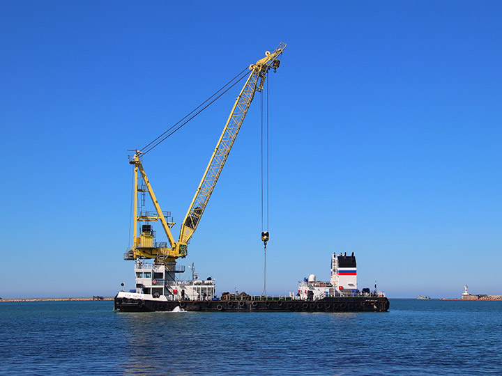 Самоходный плавучий кран СПК-54150 Черноморского флота в Севастопольской бухте