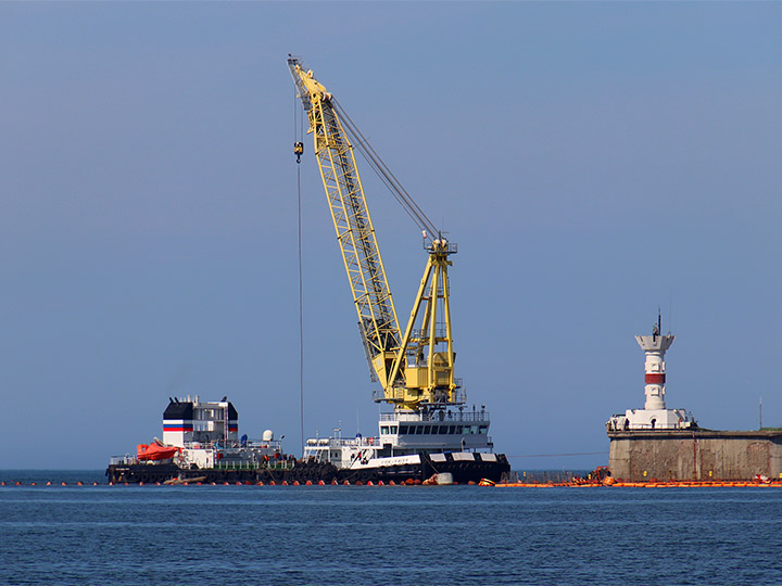Самоходный плавучий кран СПК-54150 ЧФ РФ у входа в Севастопольскую бухту