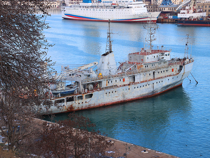 Судно размагничивания СР-137 Черноморского флота у причала