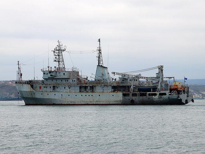 Буксировка судна размагничивания СР-137 в Севастопольской бухте