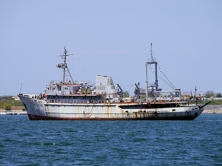 Буксировка судна размагничивания СР-26 в Севастопольской бухте