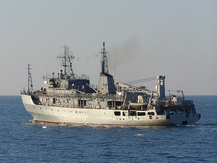 Судно размагничивания "СР-59" в море