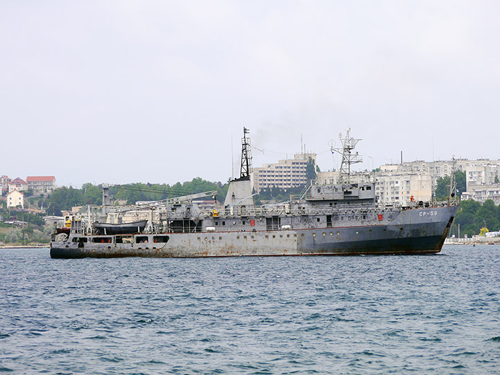 Судно размагничивания "СР-59" проходит по Севастопольской бухте