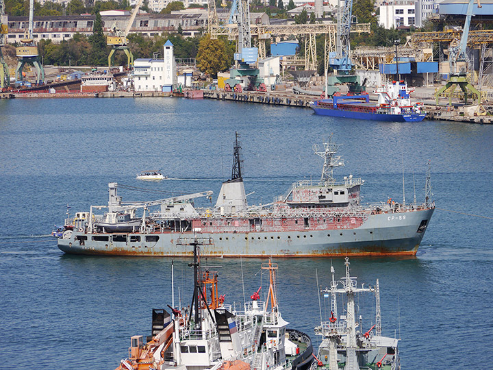 Буксировка судна размагничивания "СР-59" проекта 130 в Севастопольской бухте