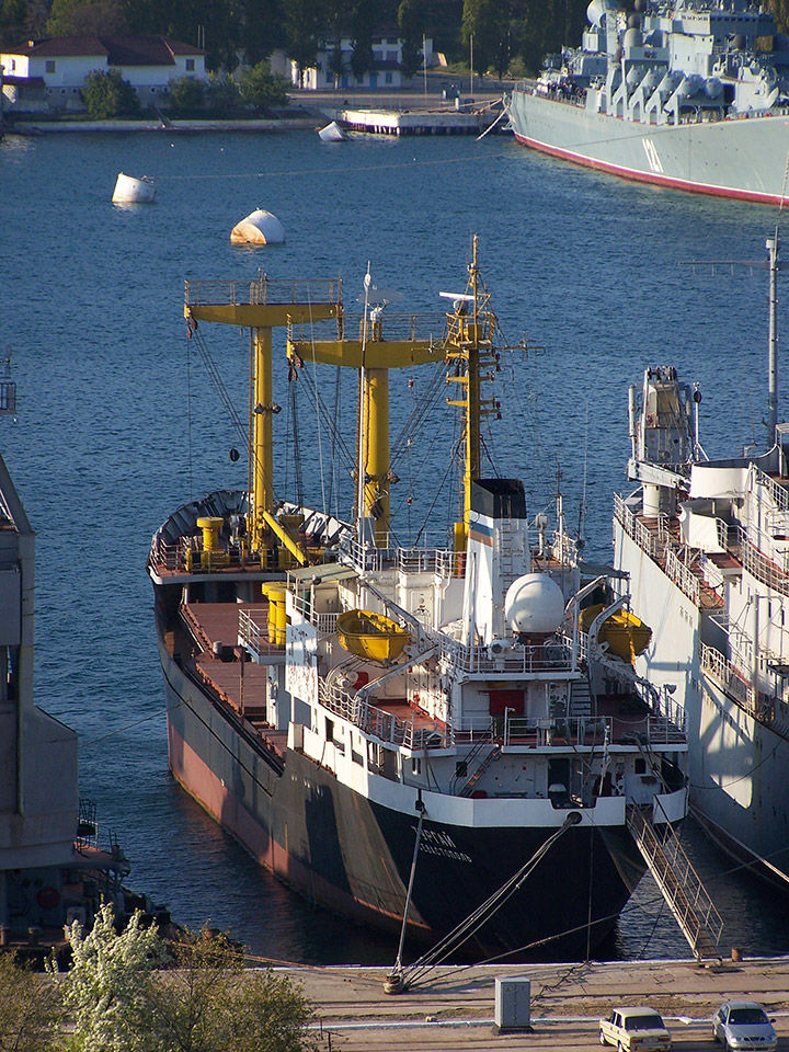 Средний морской сухогрузный транспорт "Тургай" у причала