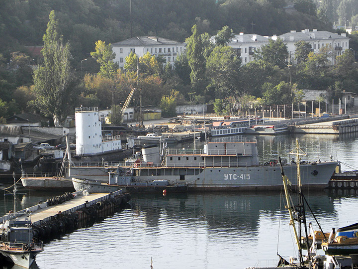 Учебно-тренировочное судно УТС-415 в Южной бухте Севастополя