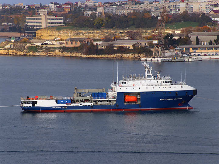 Малый морской танкер "Вице-адмирал Паромов" в Севастопольской бухте