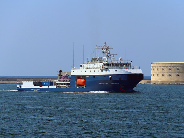Малый морской танкер "Вице-адмирал Паромов" заходит в Севастопольскую бухту