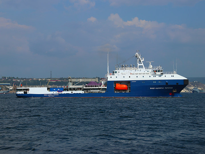 Малый морской танкер "Вице-адмирал Паромов" на ходу в Севастопольской бухте