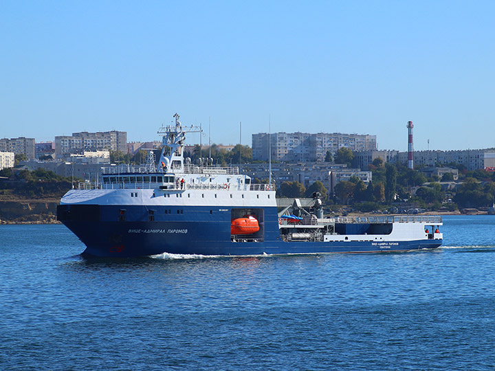Малый морской танкер "Вице-адмирал Паромов" выходит из Севастопольской бухты