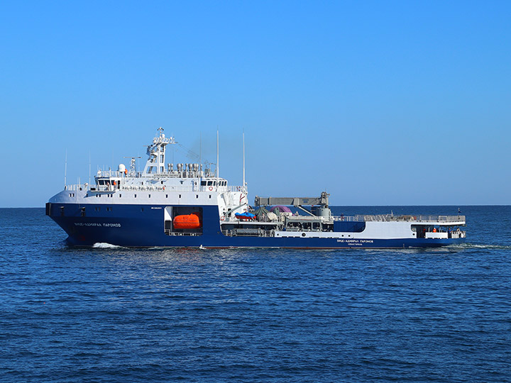 Малый морской танкер "Вице-адмирал Паромов" выходит в море