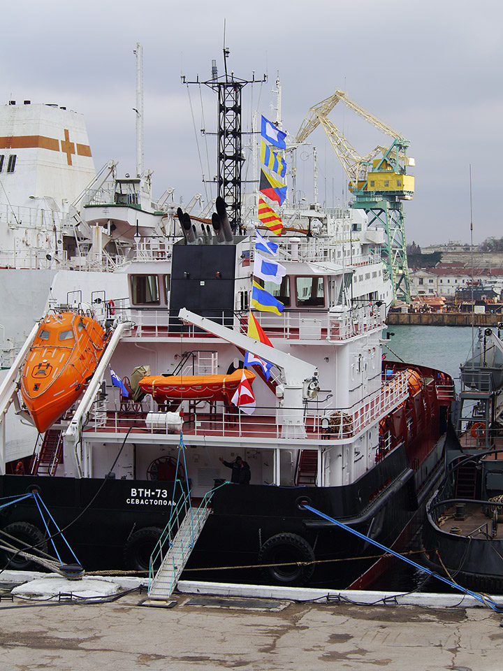 Малый морской танкер "ВТН-73" - поднят флаг Вспомогательного флота ВМФ РФ