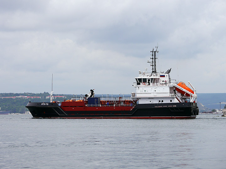 Малый морской танкер "ВТН-73" выходит из Южной бухты Севастополя
