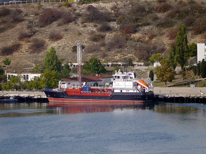 Малый морской танкер "ВТН-73" у причала
