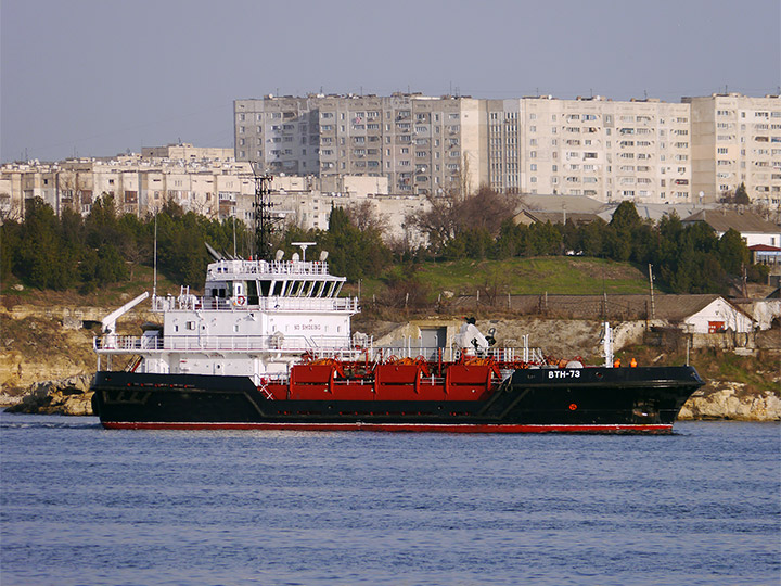 Малый морской танкер "ВТН-73" на фоне Северной стороны Севастополя