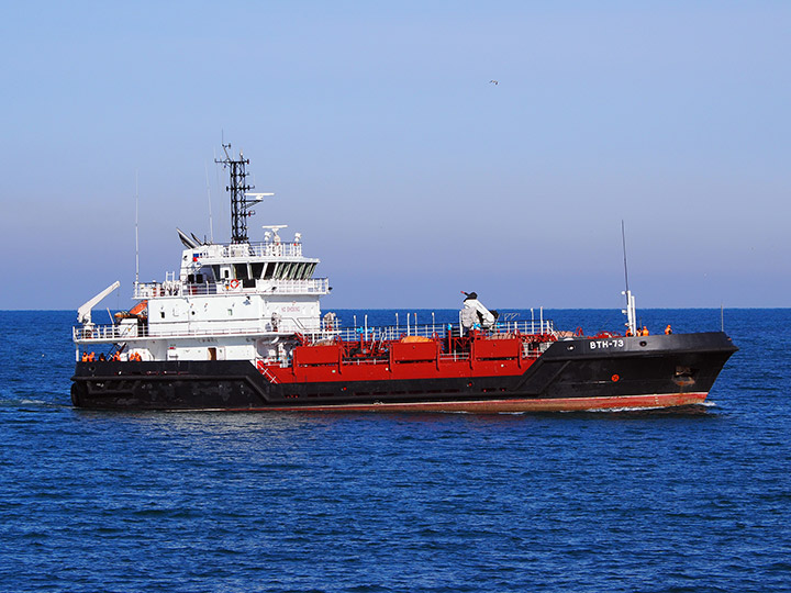 Малый морской "ВТН-73" на подходе к Севастопольской бухте