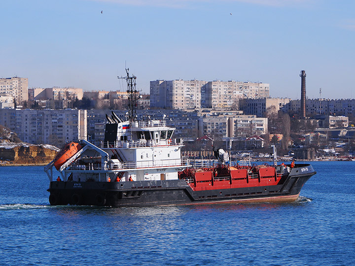 Малый морской "ВТН-73" заходит в Севастопольскую бухту