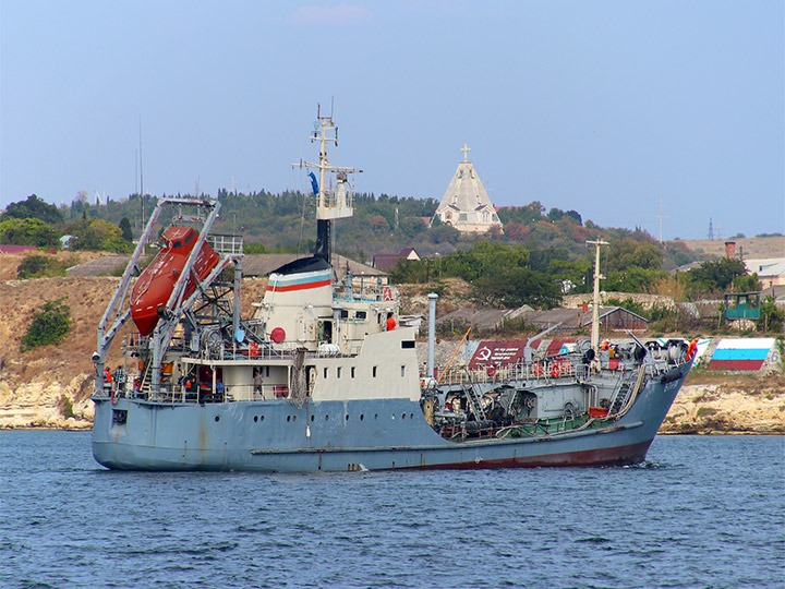 Малый морской танкер ВТН-96 на ходу в Севастопольской бухте