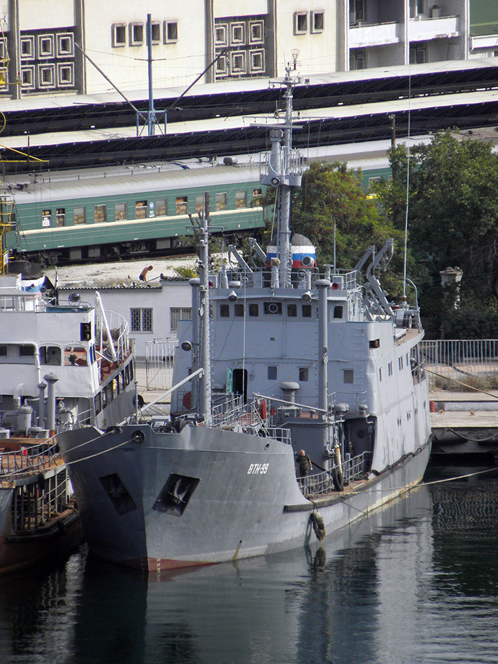 Малый морской танкер "ВТН-99" в Южной бухте Севастополя