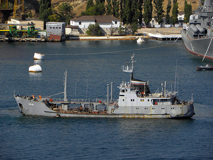 Малый морской танкер "ВТН-99" в Севастопольской бухте