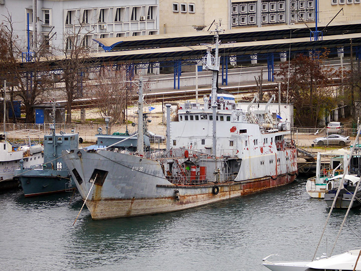 Малый морской танкер "ВТН-99" в Южной бухте Севастополя