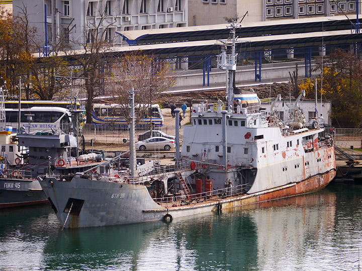 Малый морской танкер "ВТН-99" у причала в Южной бухте Севастополя