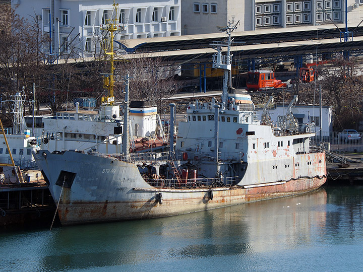Малый морской танкер "ВТН-99" у причала в Южной бухте Севастополя