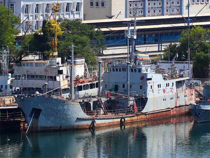 Малый морской танкер ВТН-99 у причала в Южной бухте Севастополя