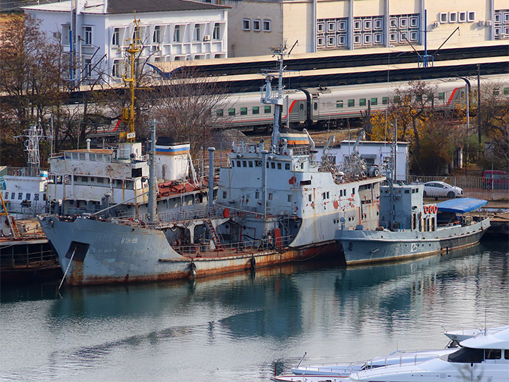 Малый морской танкер ВТН-99 и водолазное морское судно ВМ-125 ЧФ РФ