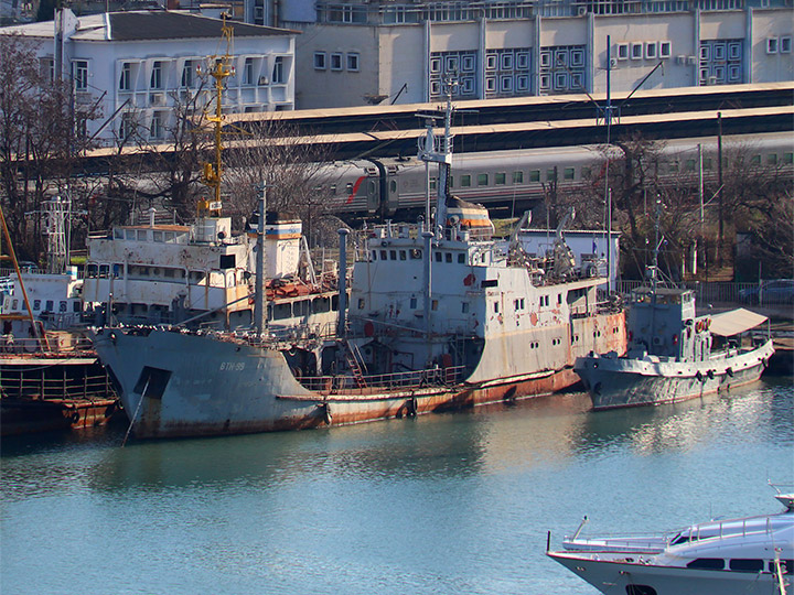 Малый морской танкер ВТН-99 и водолазное морское судно ВМ-9 ЧФ РФ