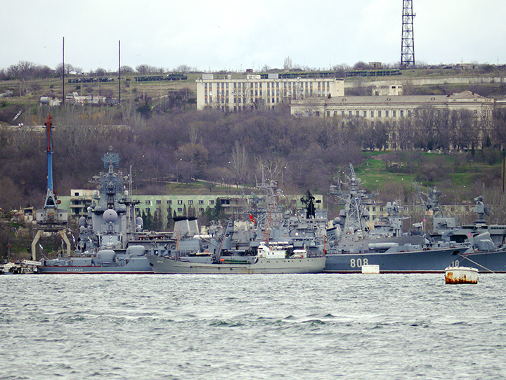 Морской транспорт вооружений "ВТР-94" на выгрузке торпед с СКР "Пытливый"